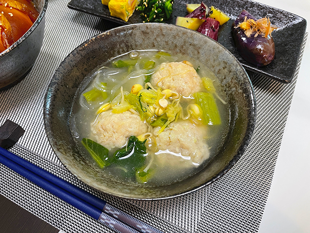 中華スープで楽しむやまといもを絡めたふんわり食感の鶏団子2
